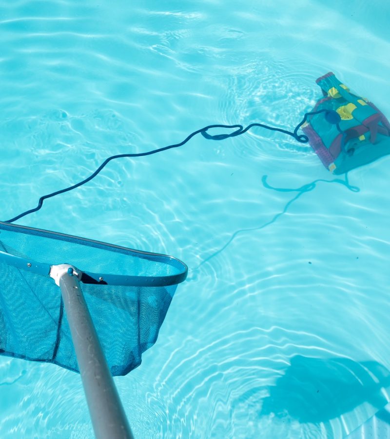 Swimming pool cleaning with Pool Skimmer and underwater cleaning robot